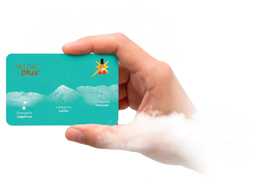 Mano sosteniendo la tarjeta MAGIC PLUS